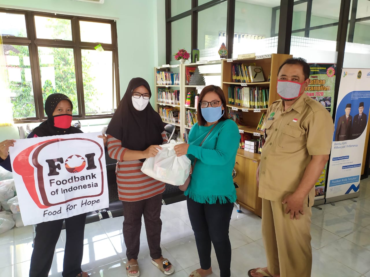 BANTUAN DARI FOOD BANK INDONESIA BAGI WARGA KELURAHAN NGUPASAN