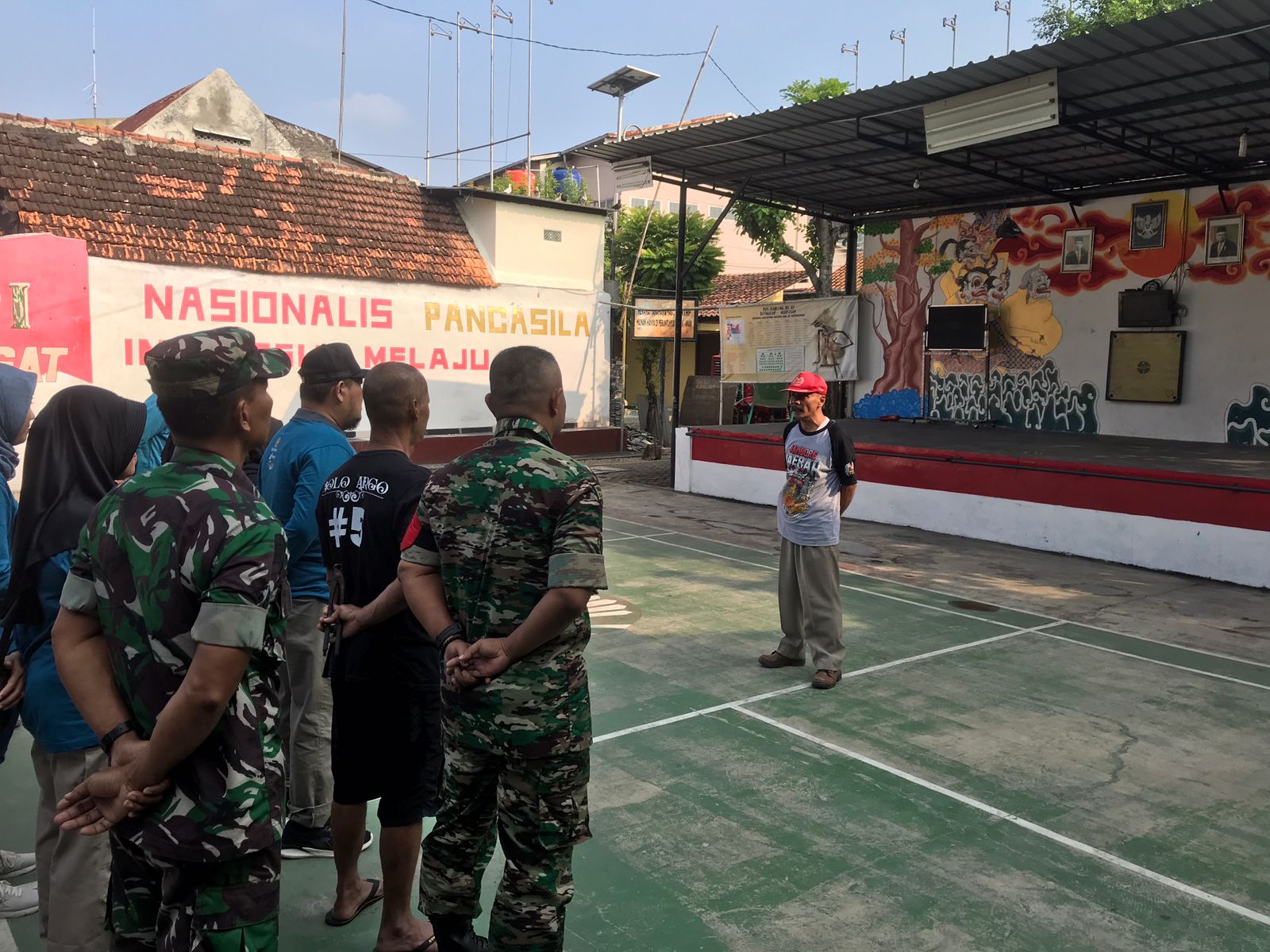 KARYAWAN KELURAHAN NGUPASAN,  BERSAMA DLH YK, BABINSA, BABINKAMTIBMAS DAN WARGA LAKUKAN PENATAAN RTHP RATMAKAN