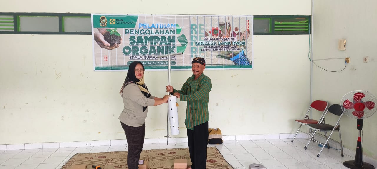 WARGA RW 08 NGUPASAN IKUTI PELATIHAN PENGOLAHAN SAMPAH SEKALIGUS BANTUAN PAKET BIOPORI