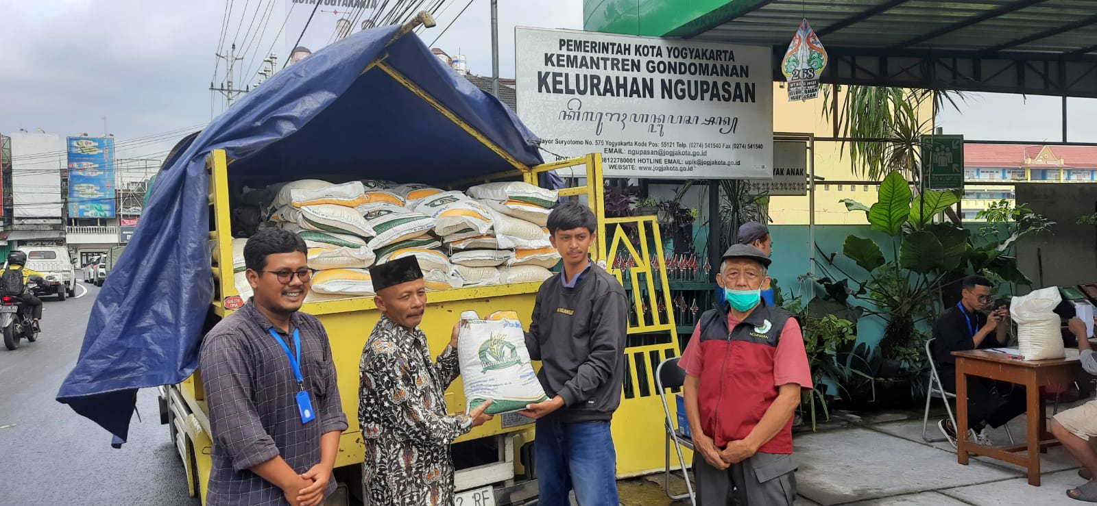 DI PENGHUJUNG TAHUN 2024 WARGA KELURAHAN NGUPASAN TERIMA BANTUAN BERAS